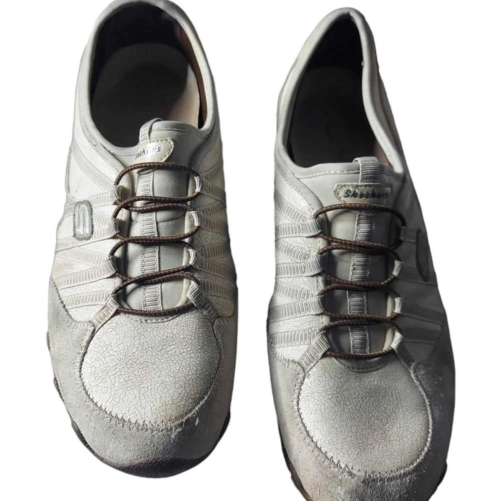 11 Skechers white‎ shoe